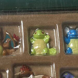 RARE 2000 POKEMON 152 SHINY ERROR FIGURE SET COLLECTOR'S CASE HASBRO NIB